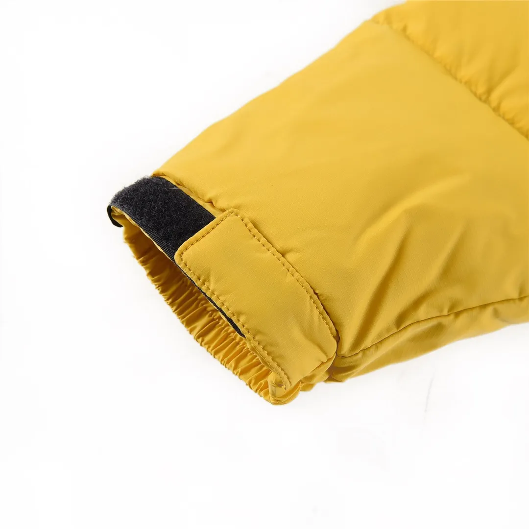 Style number: Y 140 💰P260 Yellow# The North Face children's clothing thin down jacket, a must-have for trendy kids, more fashionable than Big Goose children's clothing. A very cost-effective children's down jacket. The down is made of national standard 50 down. It inherits the cold resistance and durability design of the adult version, so that your little explorer can also experience good warmth retention performance. The light and thin design means that your child will no longer be suffocated by a heavy down jacket. Size: 110 120 130 140 150 160